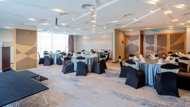 meeting-room_amber_round-table-2